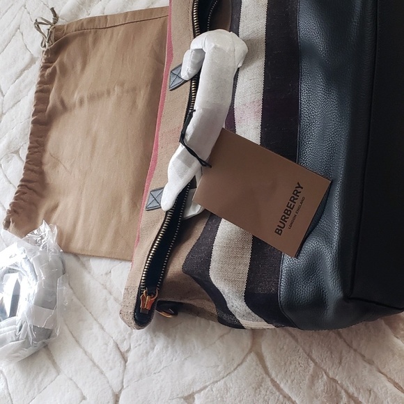 BURBERRY ARMLEY MESSENGER BAG***Authentic - Picture 2 of 5